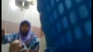 विचित्र कुरुप म्हातारी स्लट सिंथिया आर्मचेअरवर बसते