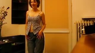 हॉर्नी स्टड मॅट डेने गोड मैत्रिणीचे स्तनाग्र चोखते आणि त्याच वेळी बोटांनी तिच्या क्लिटला उत्तेजित करते. मुलीला भावनोत्कटता कशी करावी हे त्याला माहीत आहे. मांसाहारी पोल तिच्या मोहक मांजर डॉगी शैलीमध्ये खोलवर जाते. मग बेब मॅट डेनाच्या कोंबड्याला उलटे फिरवते. तो तिची फट वीर्याने भरतो.